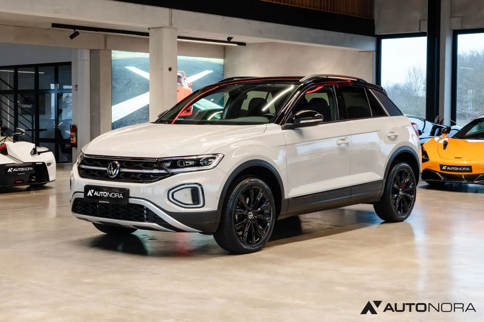 Volkswagen T-Roc 1,5 TSI Black Style IQ Light Assistenz AHK Grau - 1