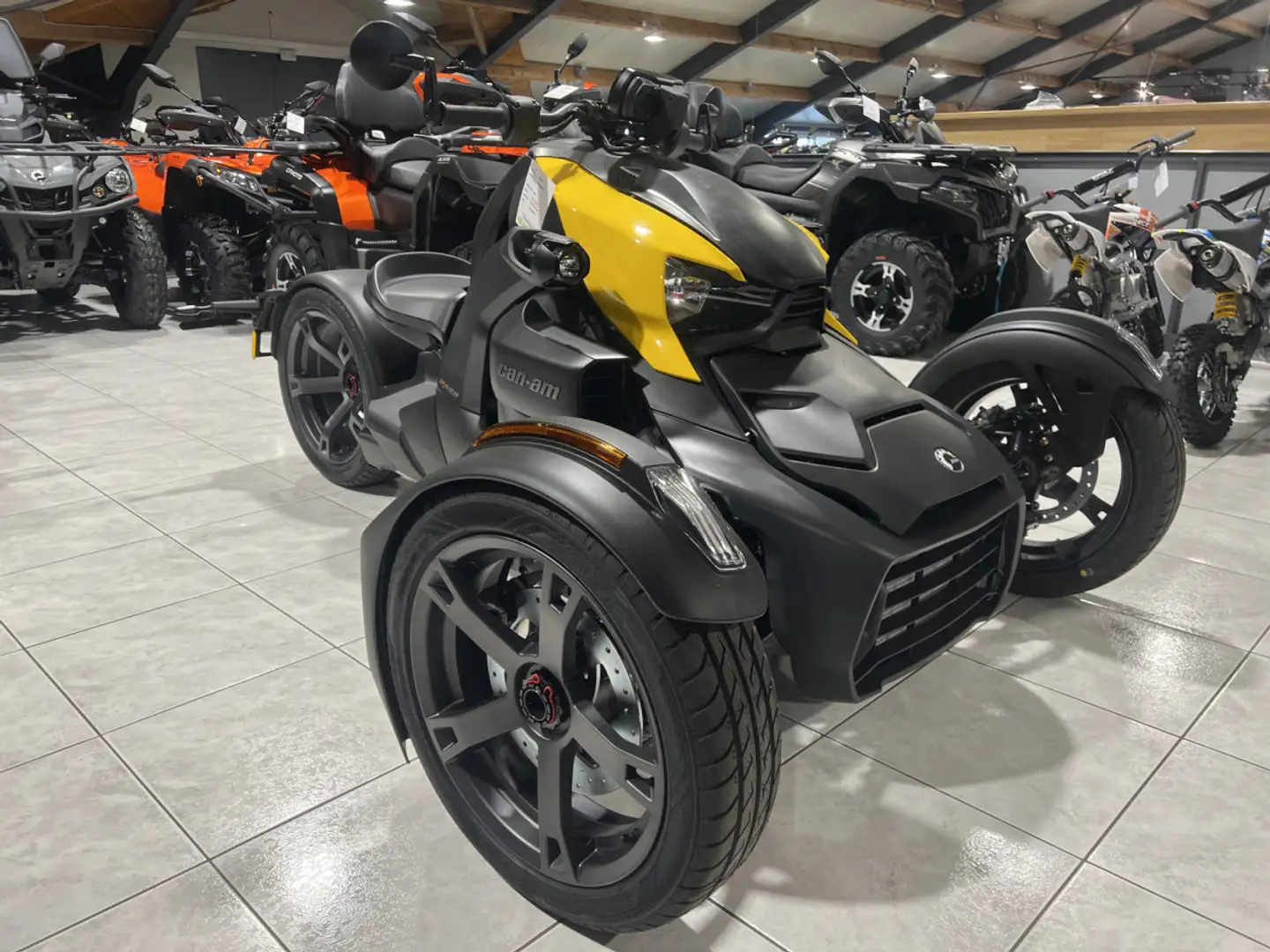 Can-Am Ryker 600   inclus saut et couleur dorée. Jaune - 1