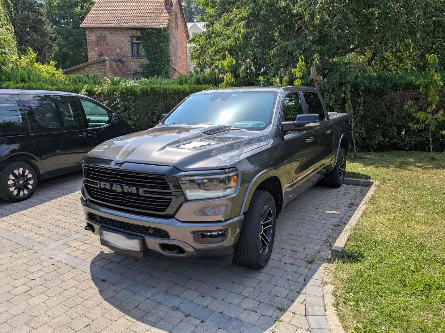 RAM 1500 V8 5.7 Laramie Night + packs techno /toit pano etc Gris - 1