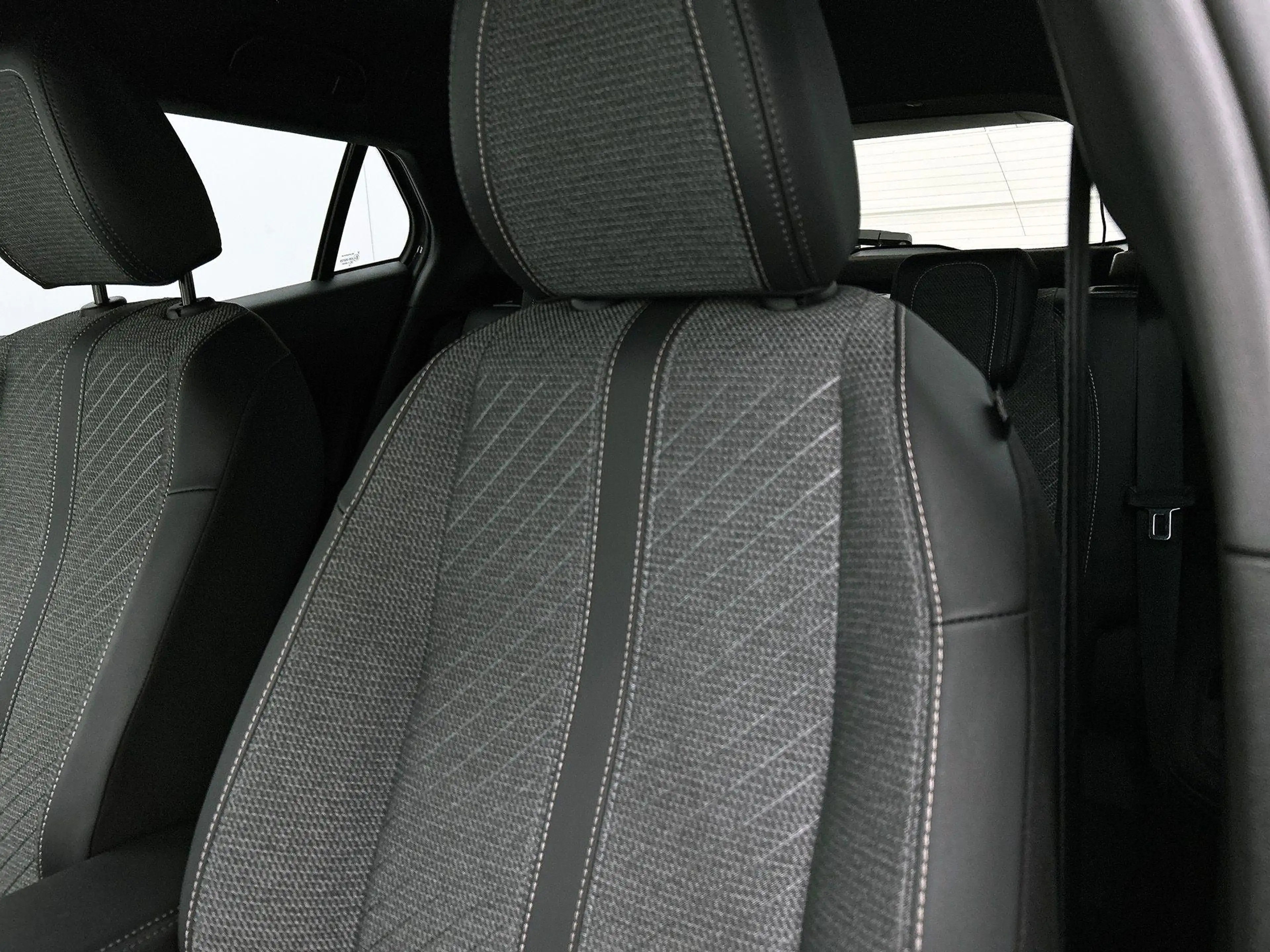 Peugeot 2008 SUV Allure Hybrid 145pk Automaat | Navigatie | 360 — photo 15