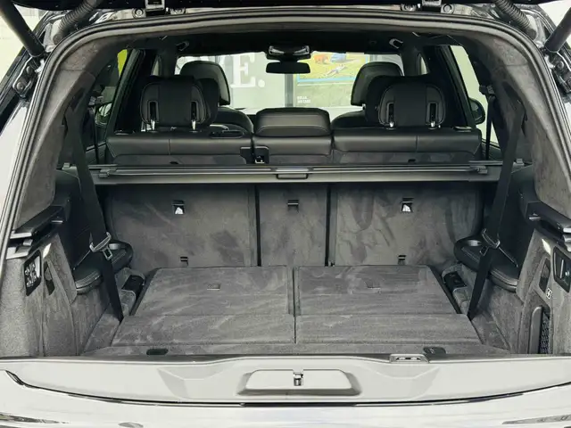 BMW X7 view 4