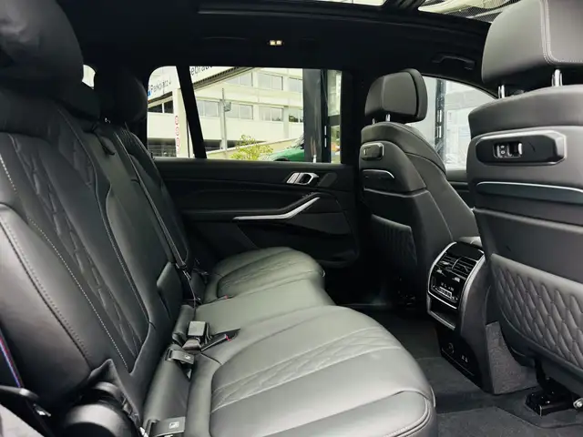 BMW X7 view 7