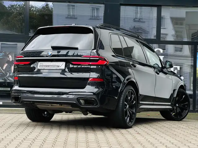 BMW X7 view 3