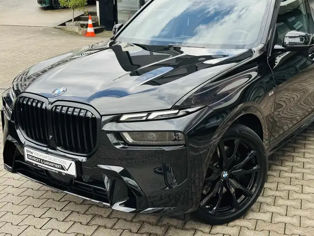 BMW X7 view 2
