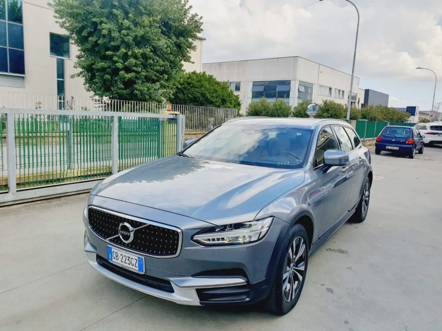 Volvo V90 Cross Country D4 AWD Geartronic Business Plus Grigio - 2