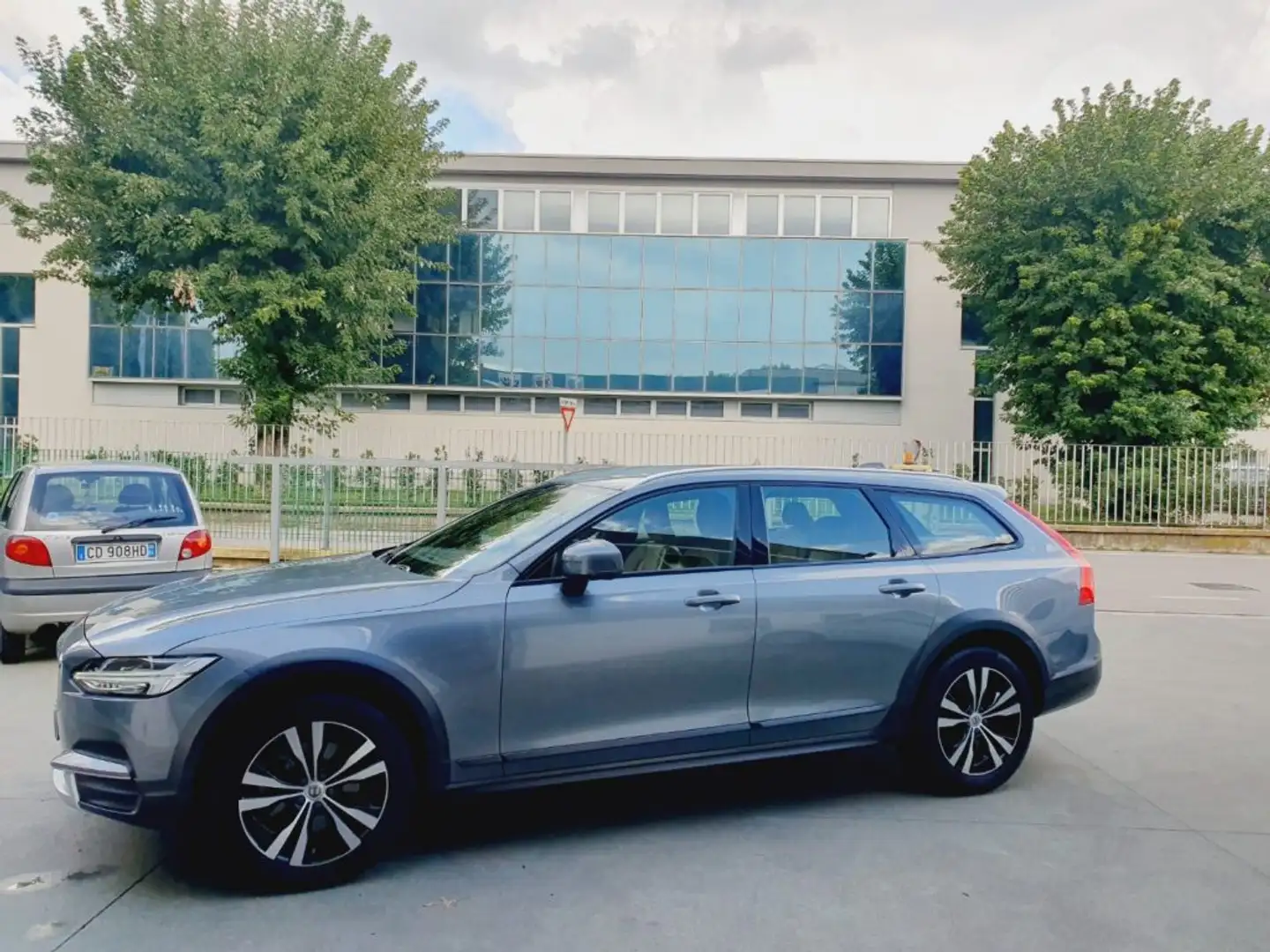 Volvo V90 Cross Country D4 AWD Geartronic Business Plus Grau - 1