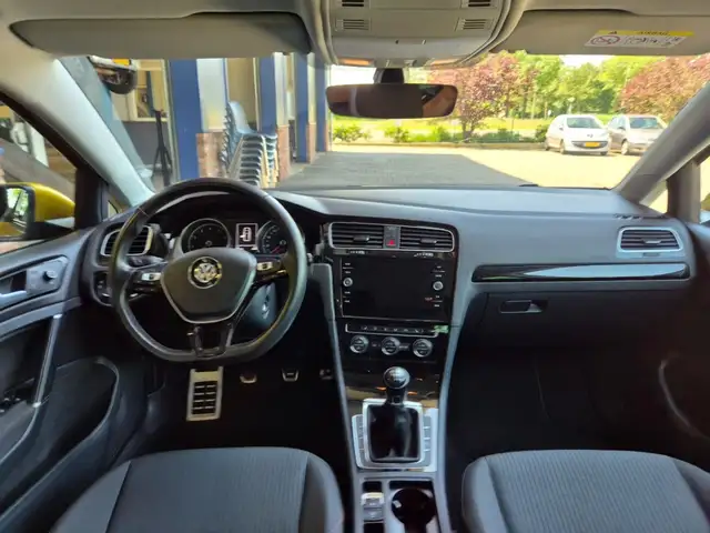 Volkswagen Golf view 3