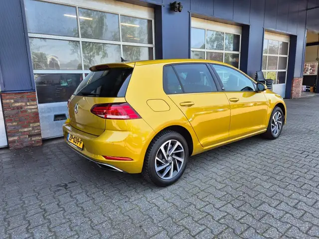 Volkswagen Golf view 2