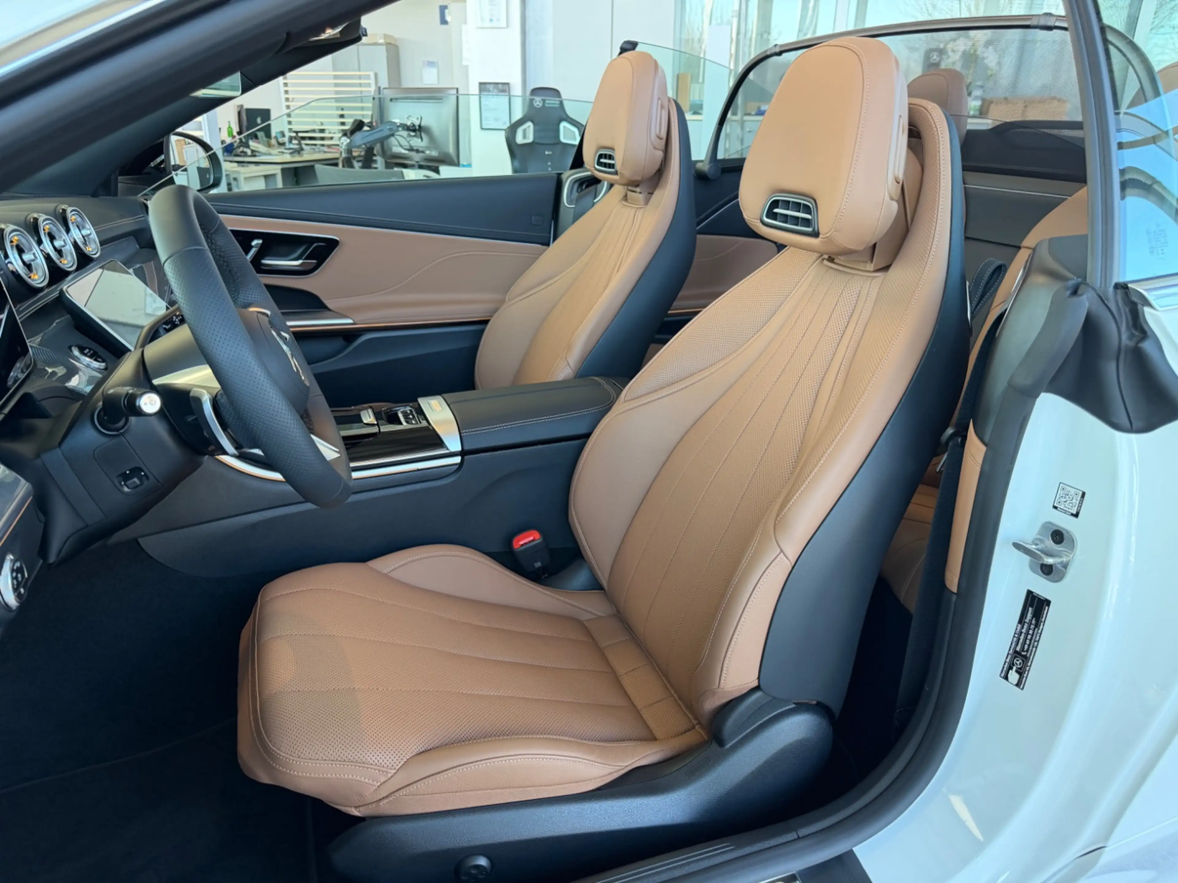 Mercedes-Benz CLE 300 4Matic Cabrio AMG+Burmester+Night+360° — photo 8