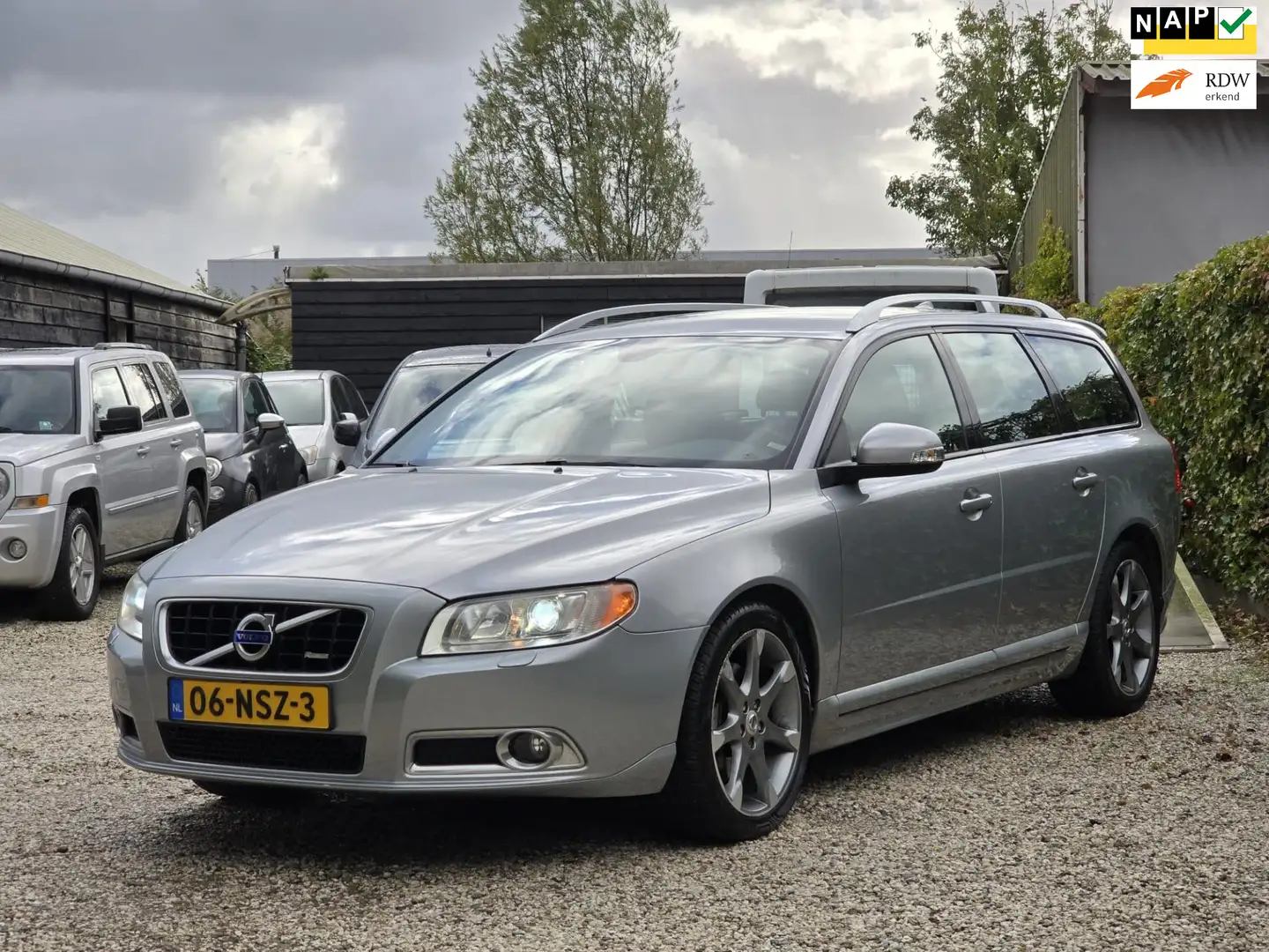 Volvo V70 2.0T R-Edition Automaat/Navi/Youngtimer Grijs - 1