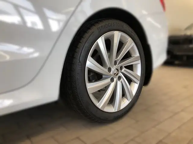 Skoda Octavia view 3