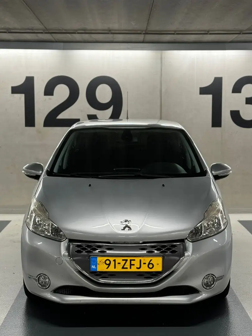 Peugeot 208 1.4 e-HDi Active Grau - 1