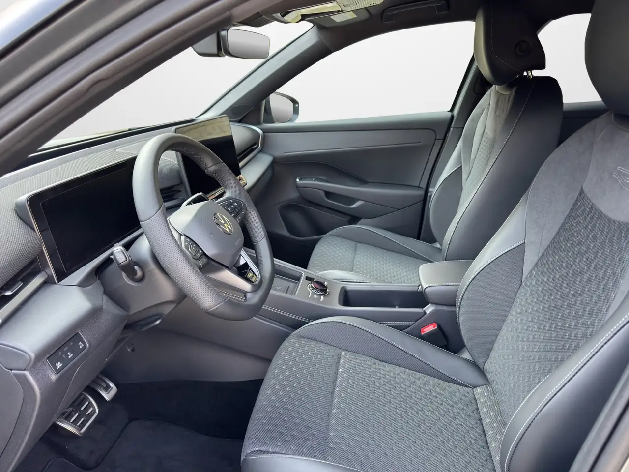 Volkswagen T-Roc 1.5 eTSI DSG R-Line 8