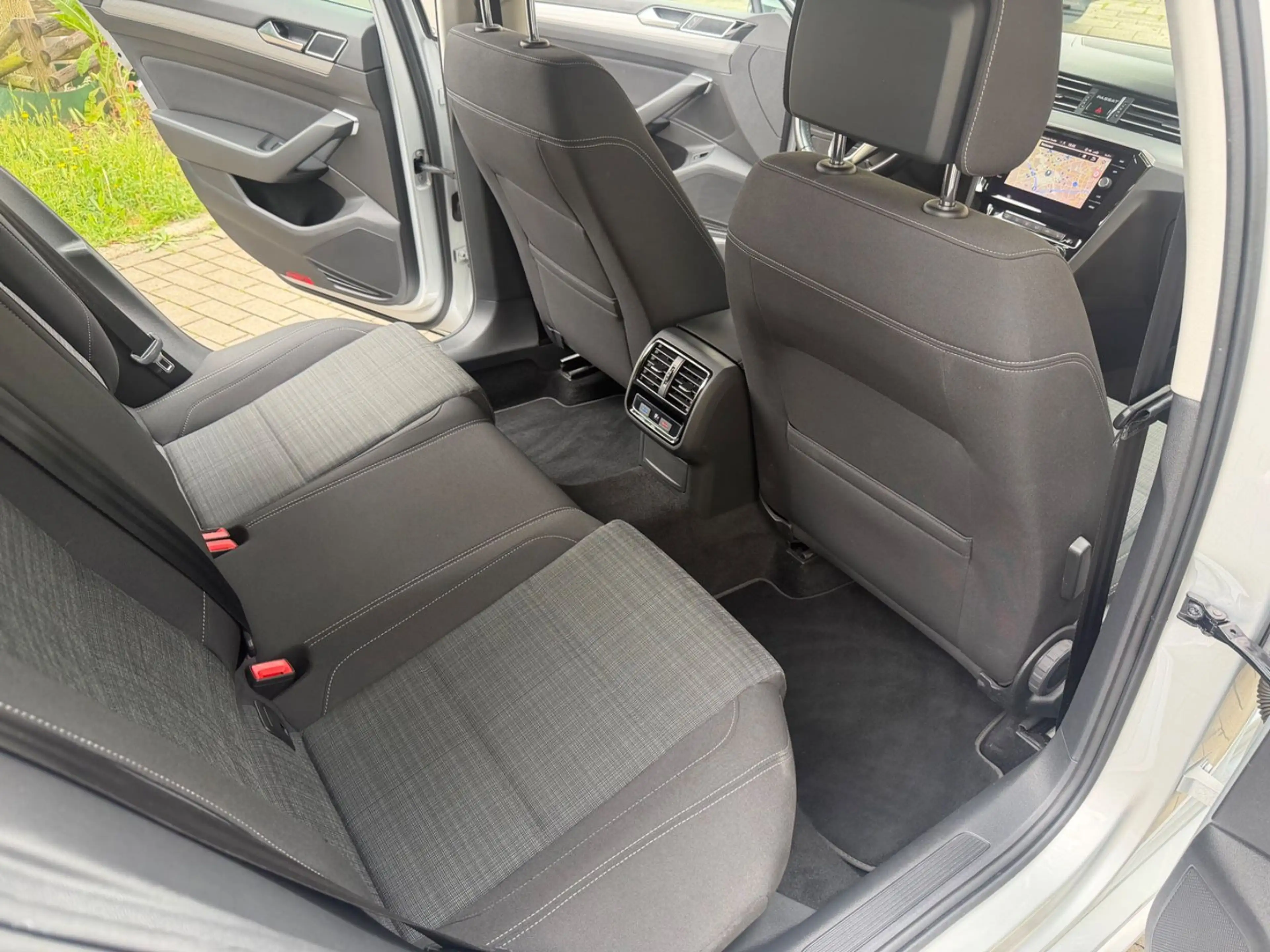 Volkswagen Passat Variant *BUSINESS*TÜV NEU*SHZ*KAMERA*DSG*LED*FACELIFT* — photo 12