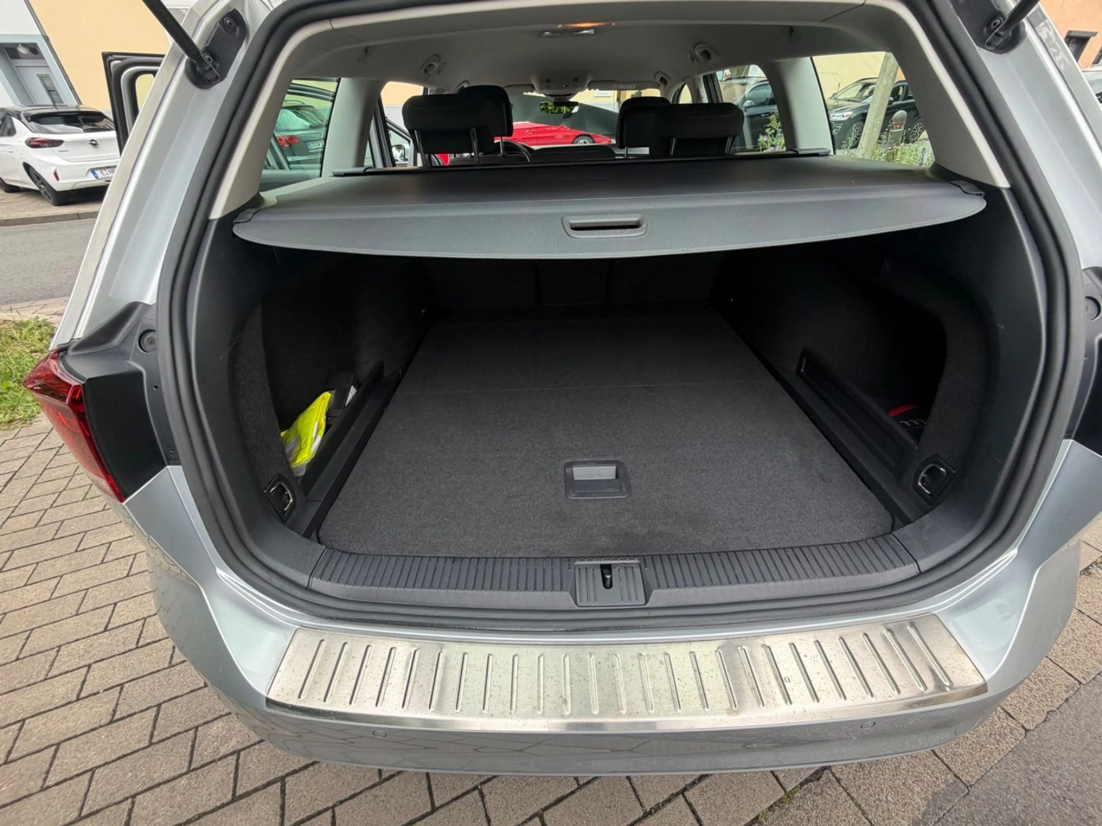 Volkswagen Passat Variant *BUSINESS*TÜV NEU*SHZ*KAMERA*DSG*LED*FACELIFT* — photo 7