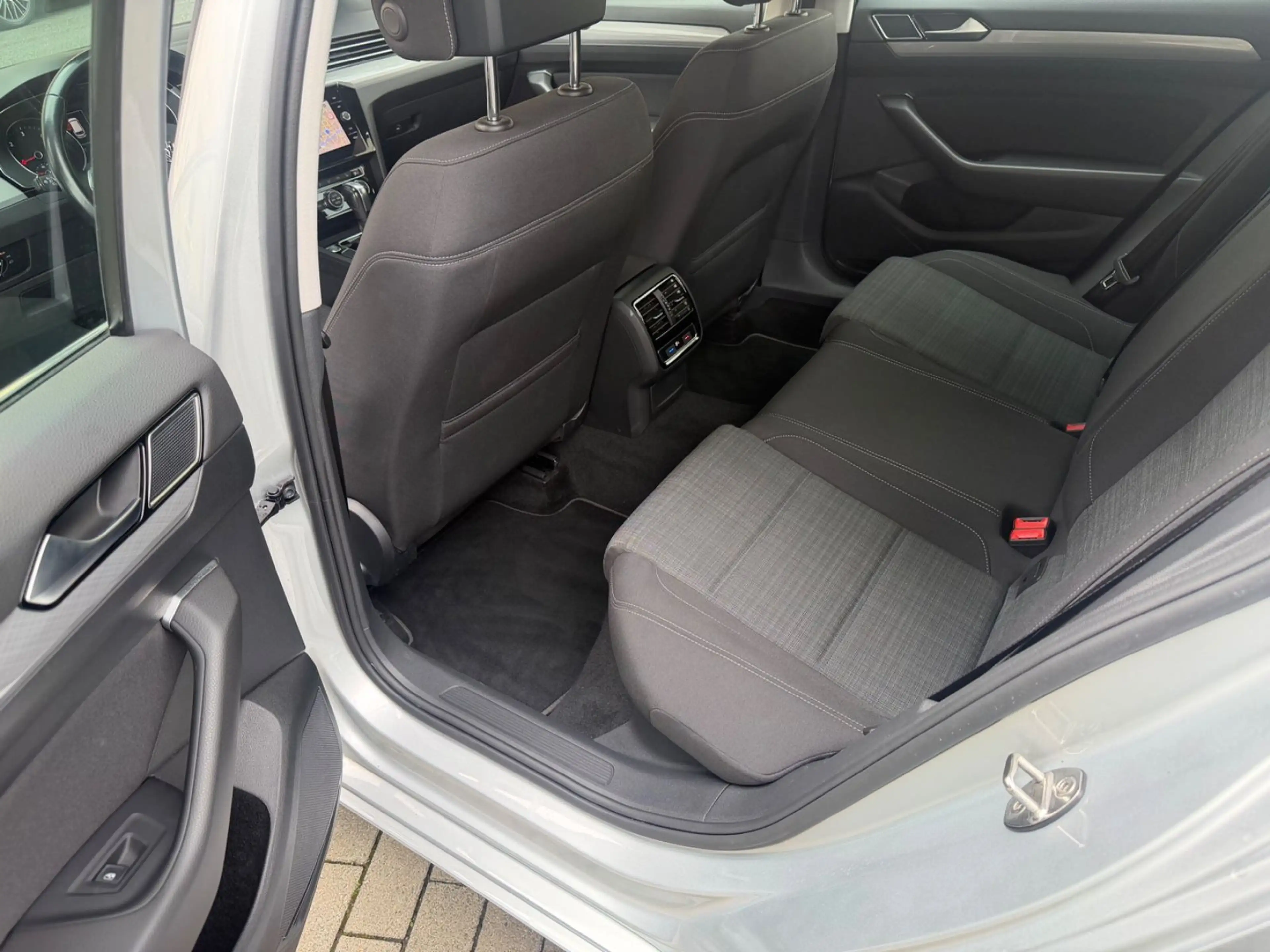 Volkswagen Passat Variant *BUSINESS*TÜV NEU*SHZ*KAMERA*DSG*LED*FACELIFT* — photo 11