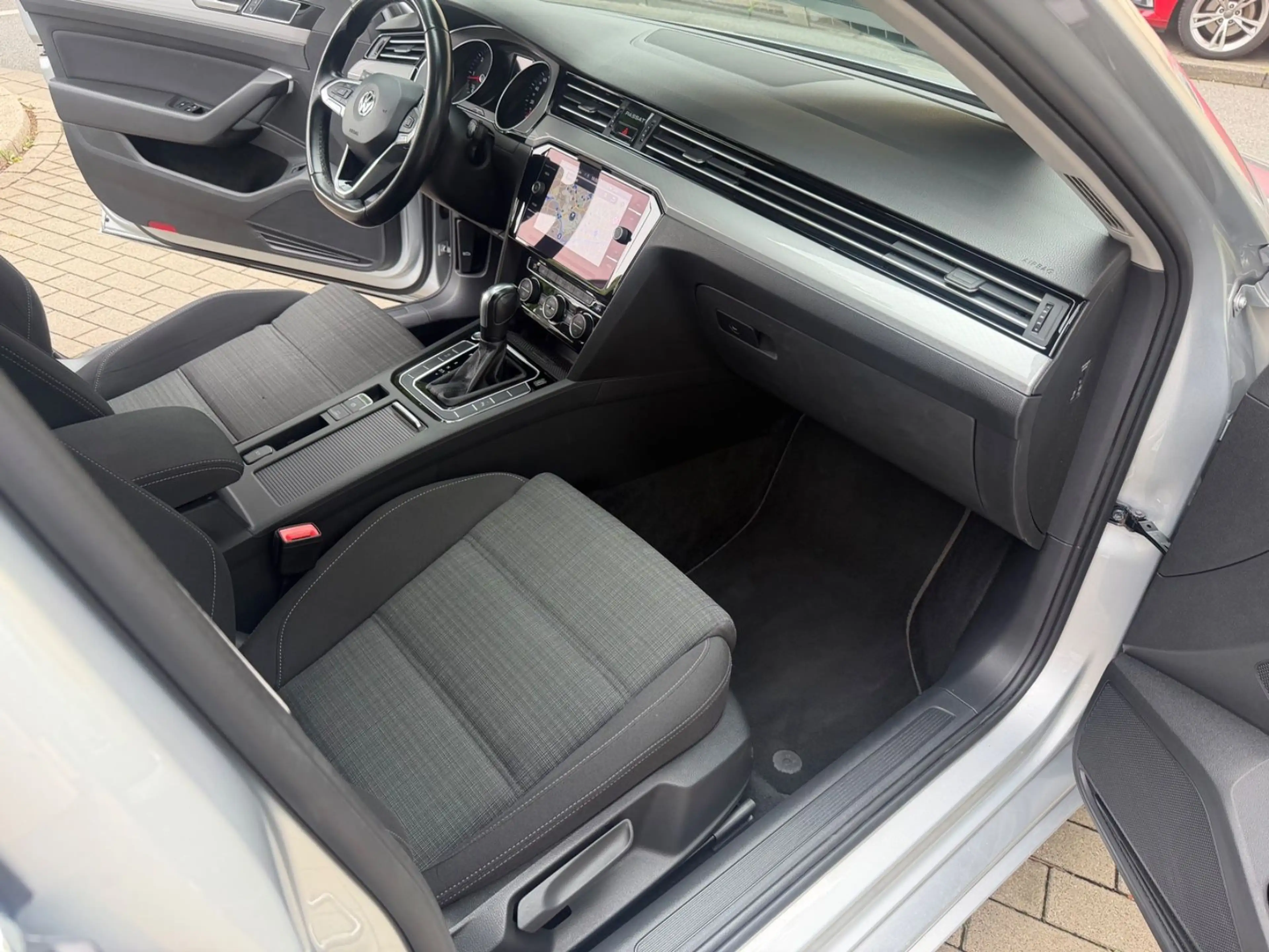 Volkswagen Passat Variant *BUSINESS*TÜV NEU*SHZ*KAMERA*DSG*LED*FACELIFT* — photo 9