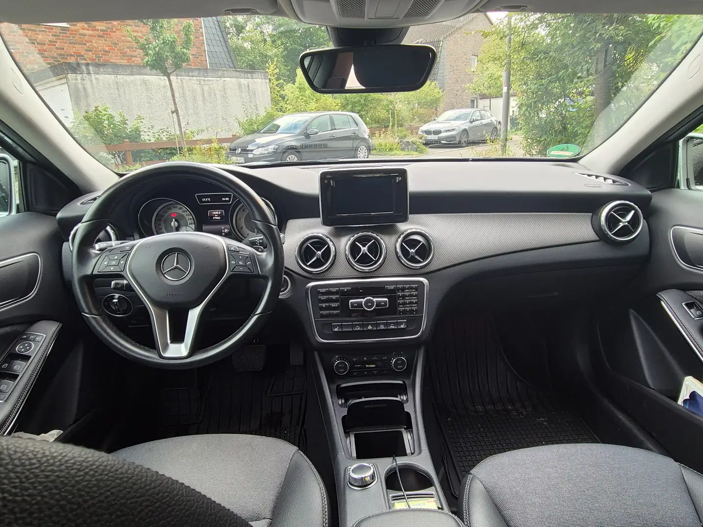 Mercedes-Benz GLA 200 GLA 200 7G-DCT srebrna - 1