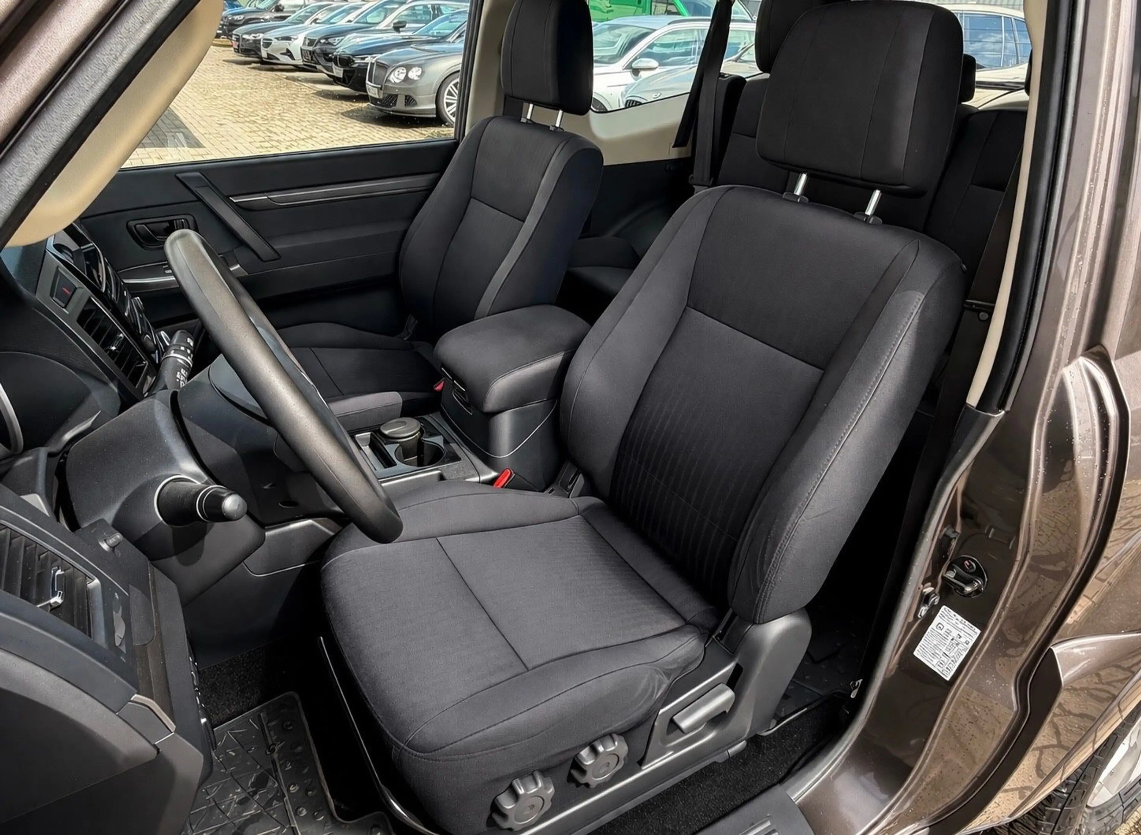 Mitsubishi Pajero 3.2 DI-D *ALLRAD*AHK*1.HAND*AUTOMATIK* — photo 8