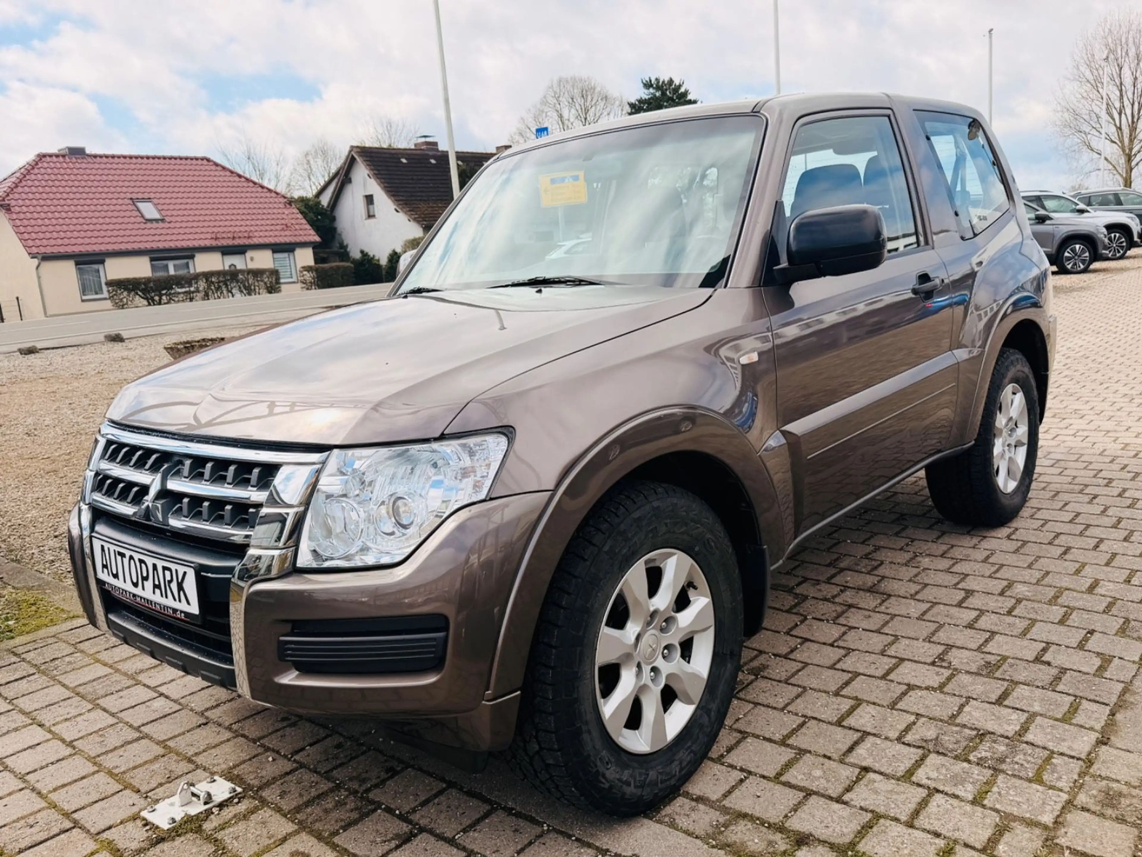 Mitsubishi Pajero 3.2 DI-D *ALLRAD*AHK*1.HAND*AUTOMATIK* — photo 3