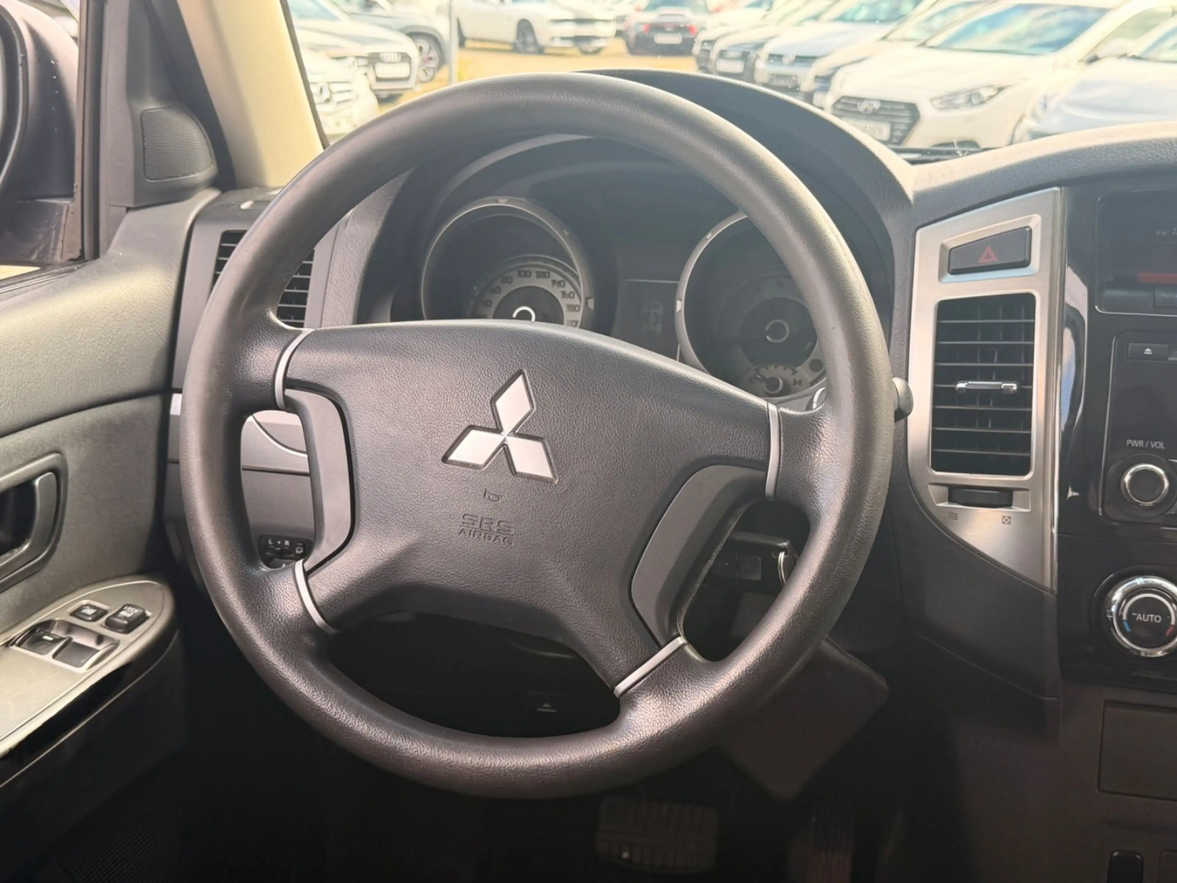 Mitsubishi Pajero 3.2 DI-D *ALLRAD*AHK*1.HAND*AUTOMATIK* — photo 12