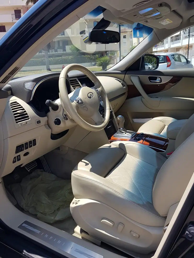 Infiniti QX70 S Fekete - 2