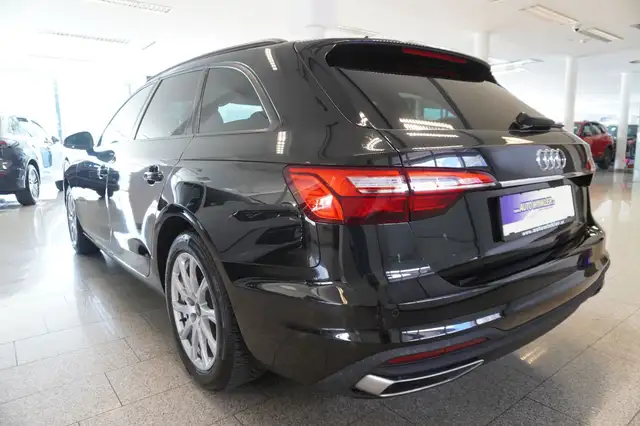 Audi A4 Avant view 4