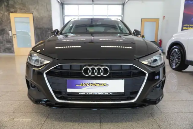 Audi A4 Avant view 3