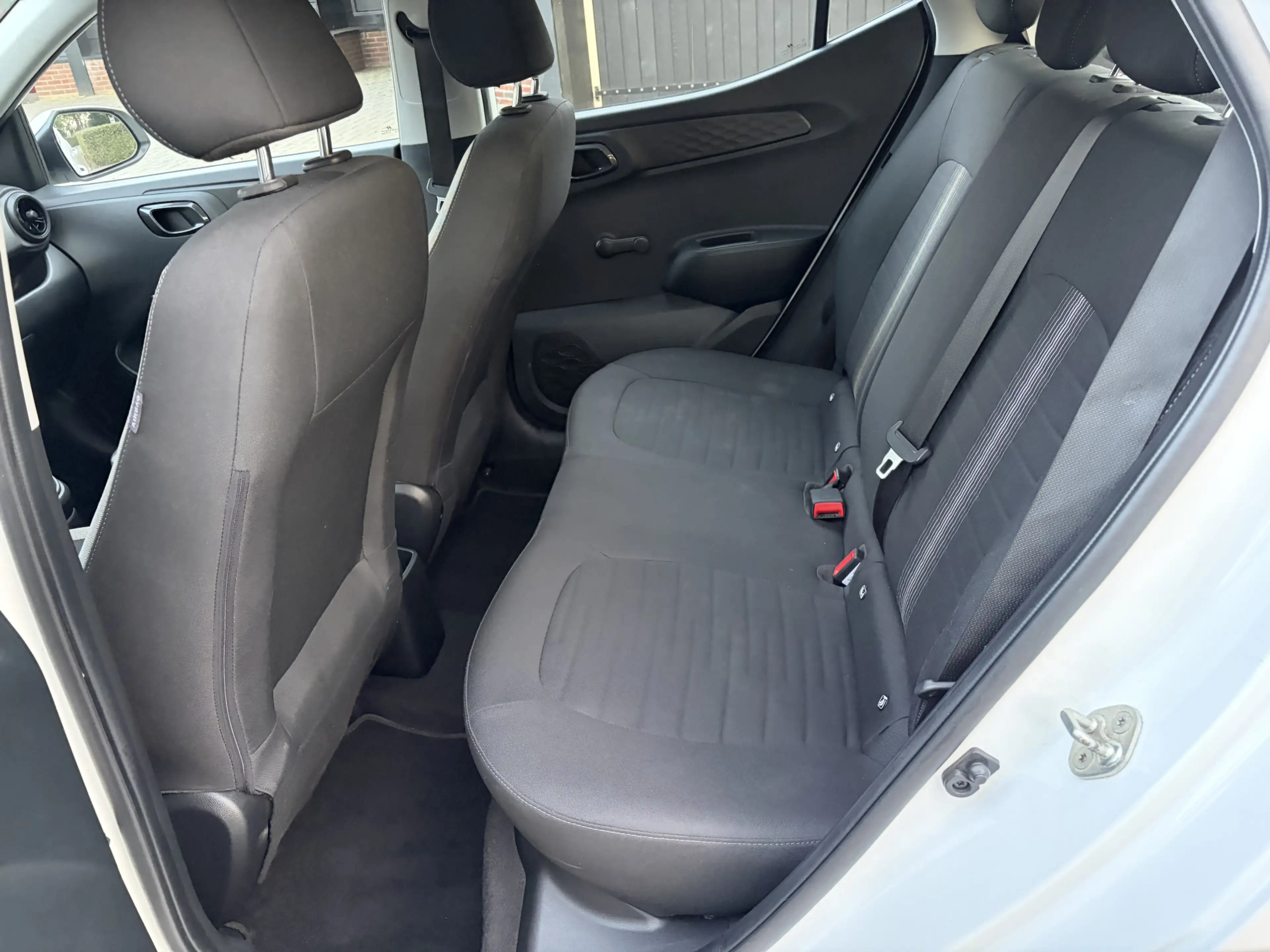 Hyundai i10 1.0 Comfort 5-zits Airco Cv Led App Cruise Nap — photo 9