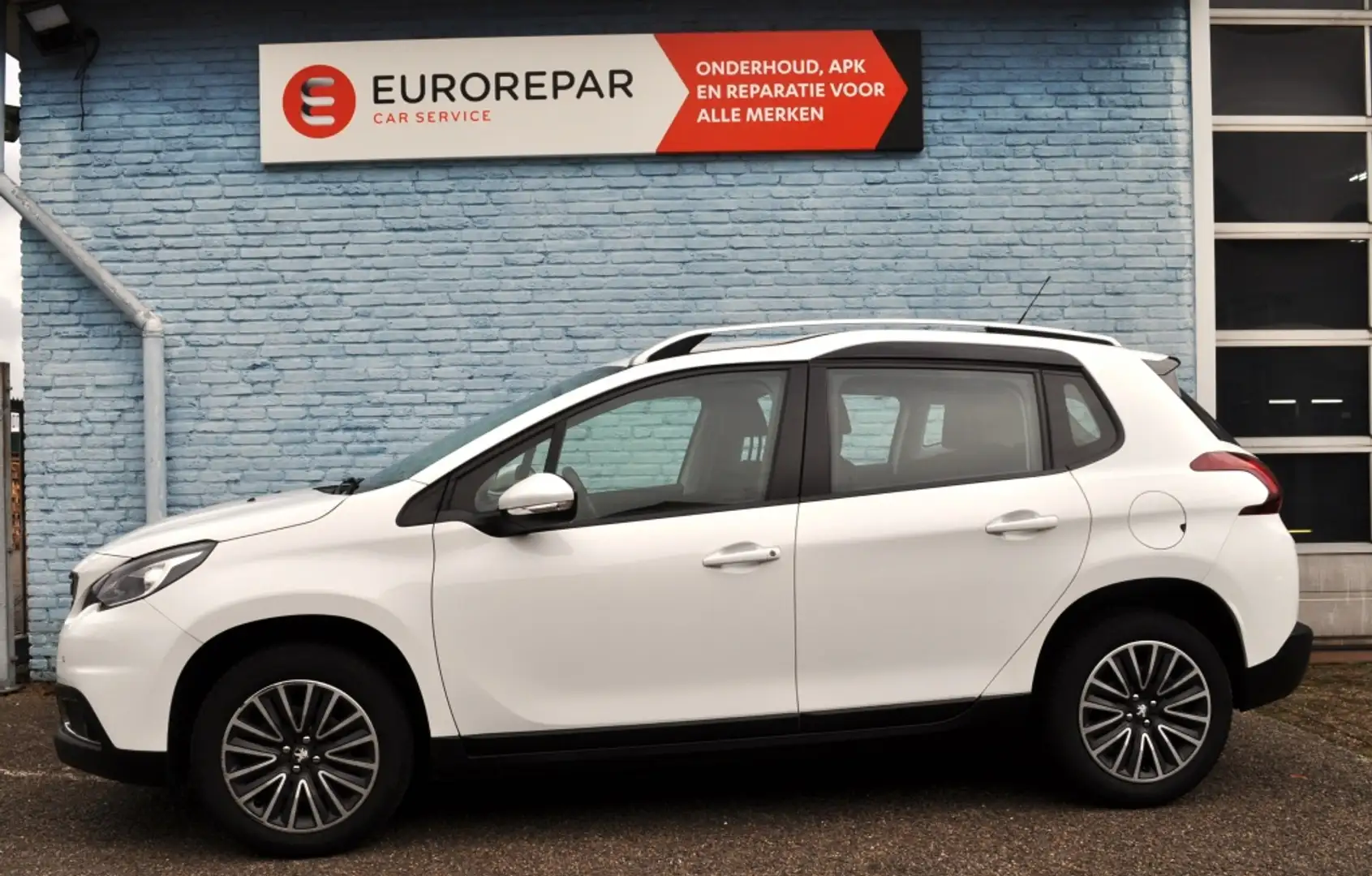 Peugeot 2008 1.2 Active Autom 110Pk pdc v+a clima Blanc - 2