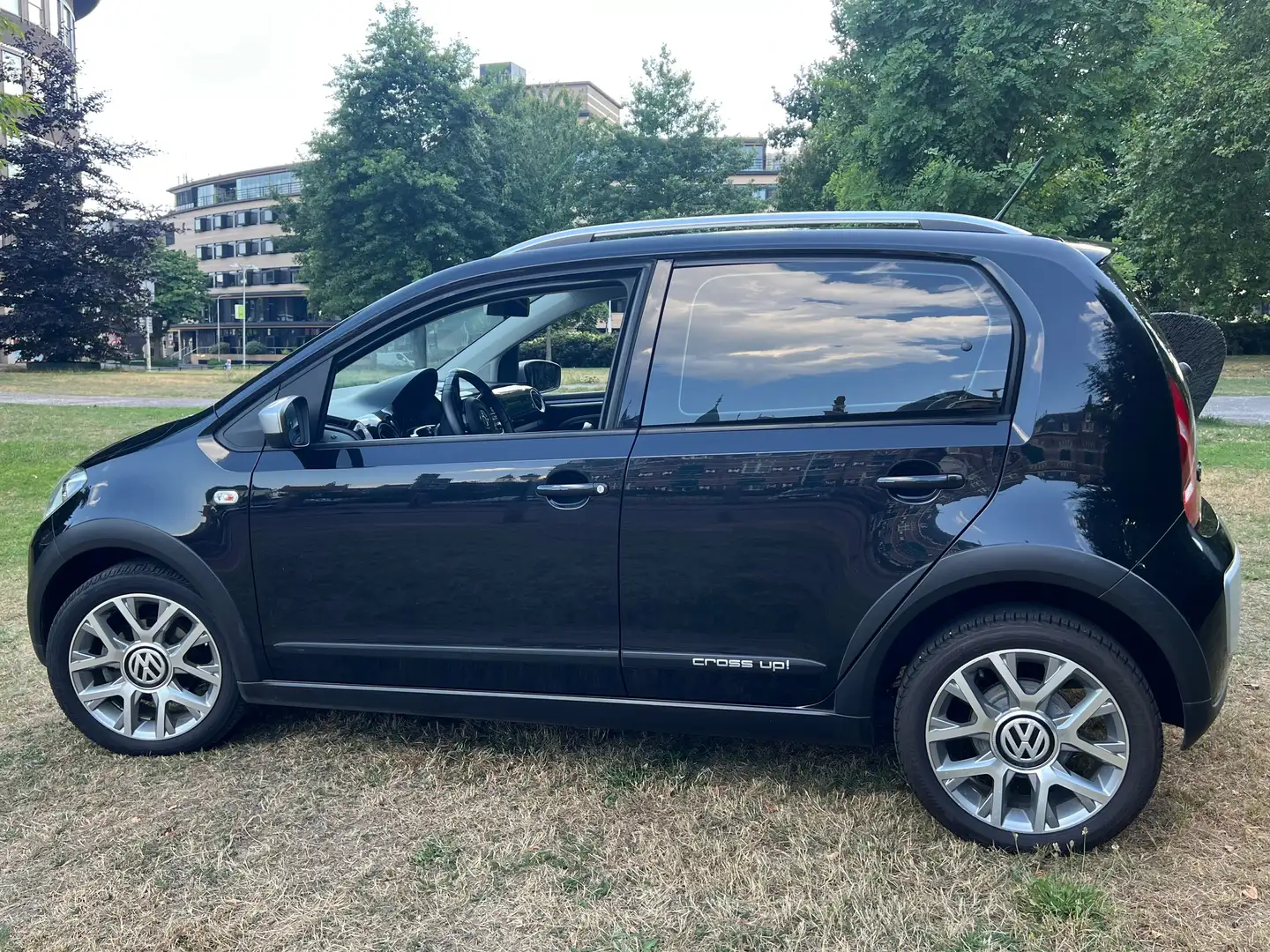 Volkswagen up! up! 1.0 cross up! BlueM. Zwart - 1