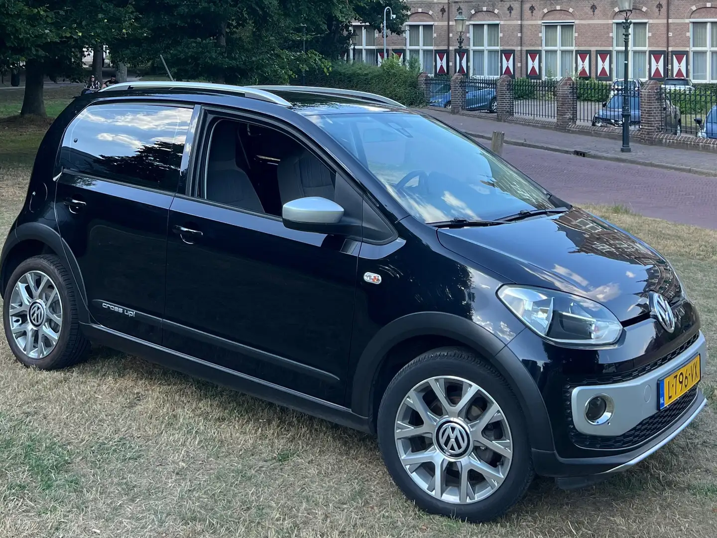 Volkswagen up! up! 1.0 cross up! BlueM. Zwart - 2