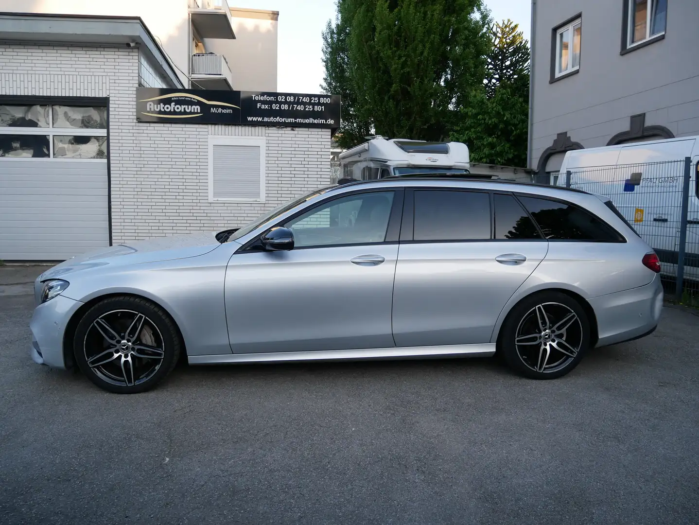 Mercedes-Benz E 220 E 220 d 9G AMG Widescreen Pano Luftfed LED DAB Kam Grau - 2