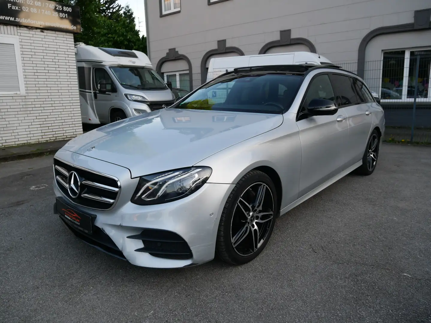 Mercedes-Benz E 220 E 220 d 9G AMG Widescreen Pano Luftfed LED DAB Kam Grau - 1