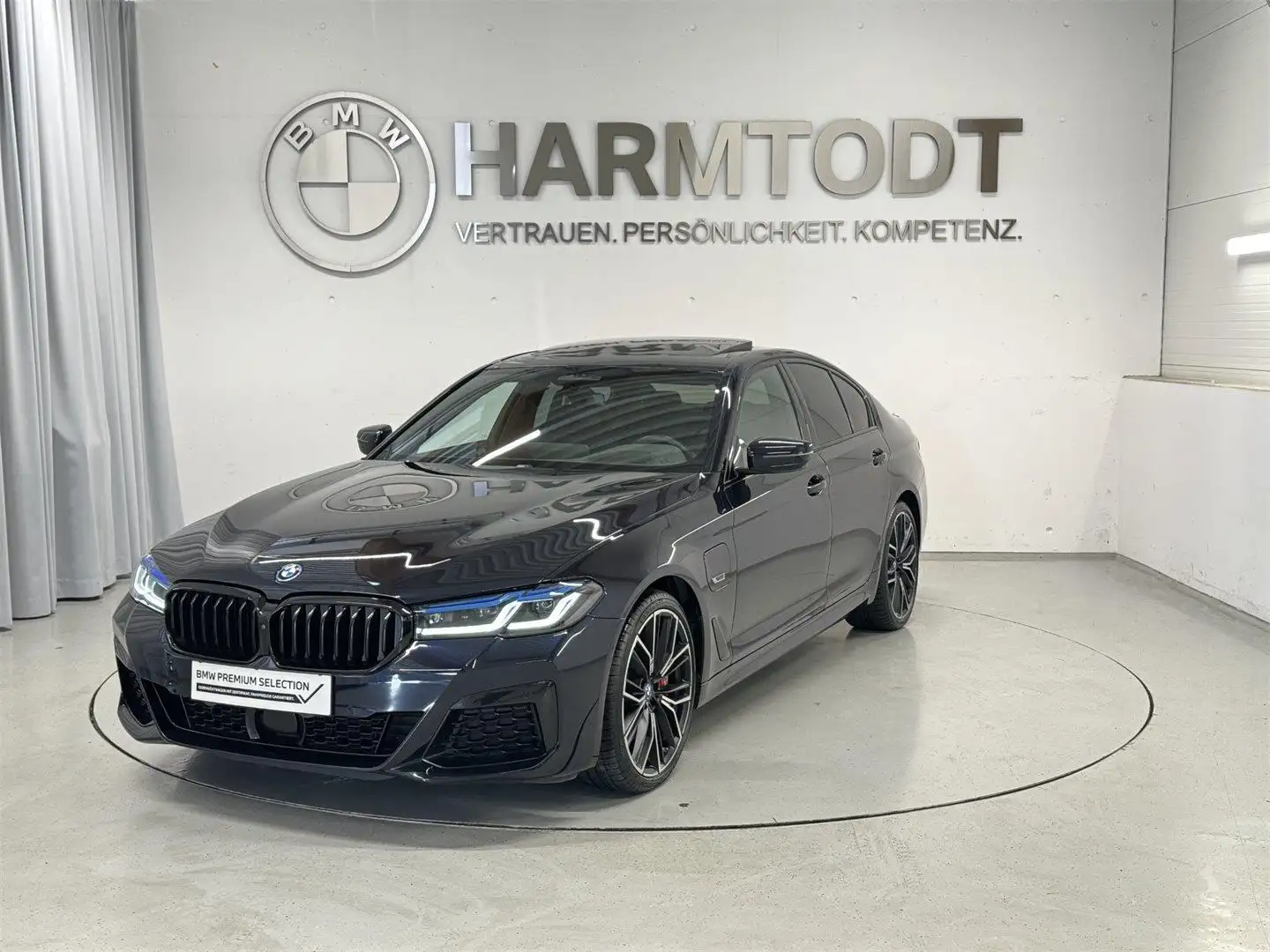 BMW 545 e xDrive Zwart - 1