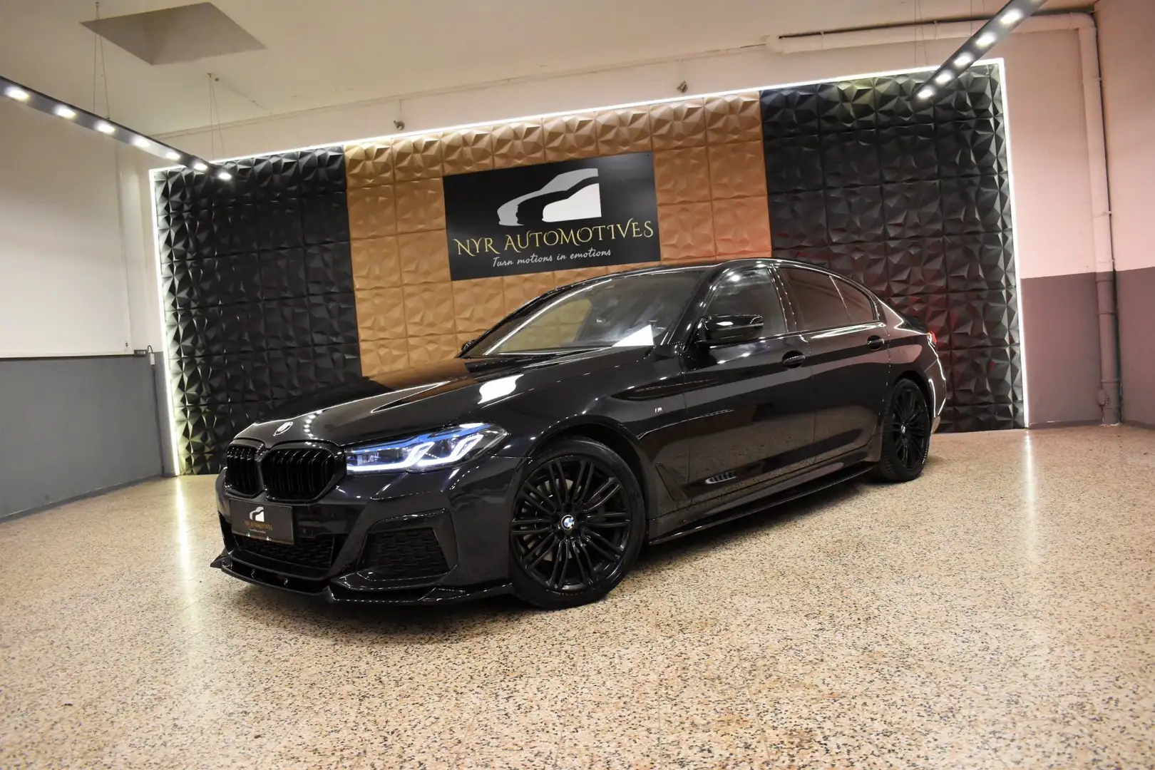 BMW 520 i M-PERFORMANCE, SPORTSITZE, HUD, ALCANTARA, LED Noir - 1