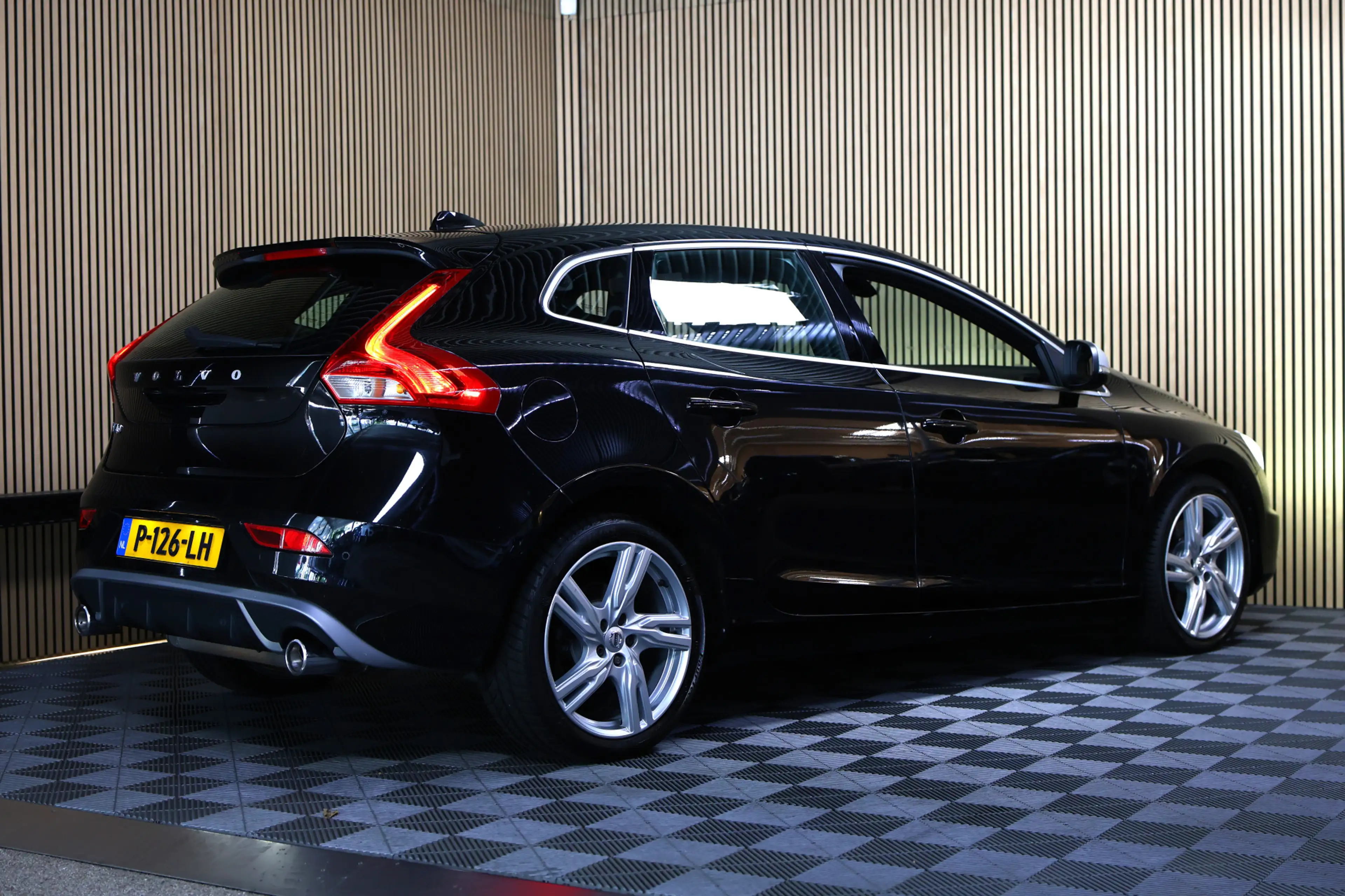 Volvo V40 2.0 T5 R-Design AVM NAVI CLIMA CRUISE PDC STOELVER — photo 5