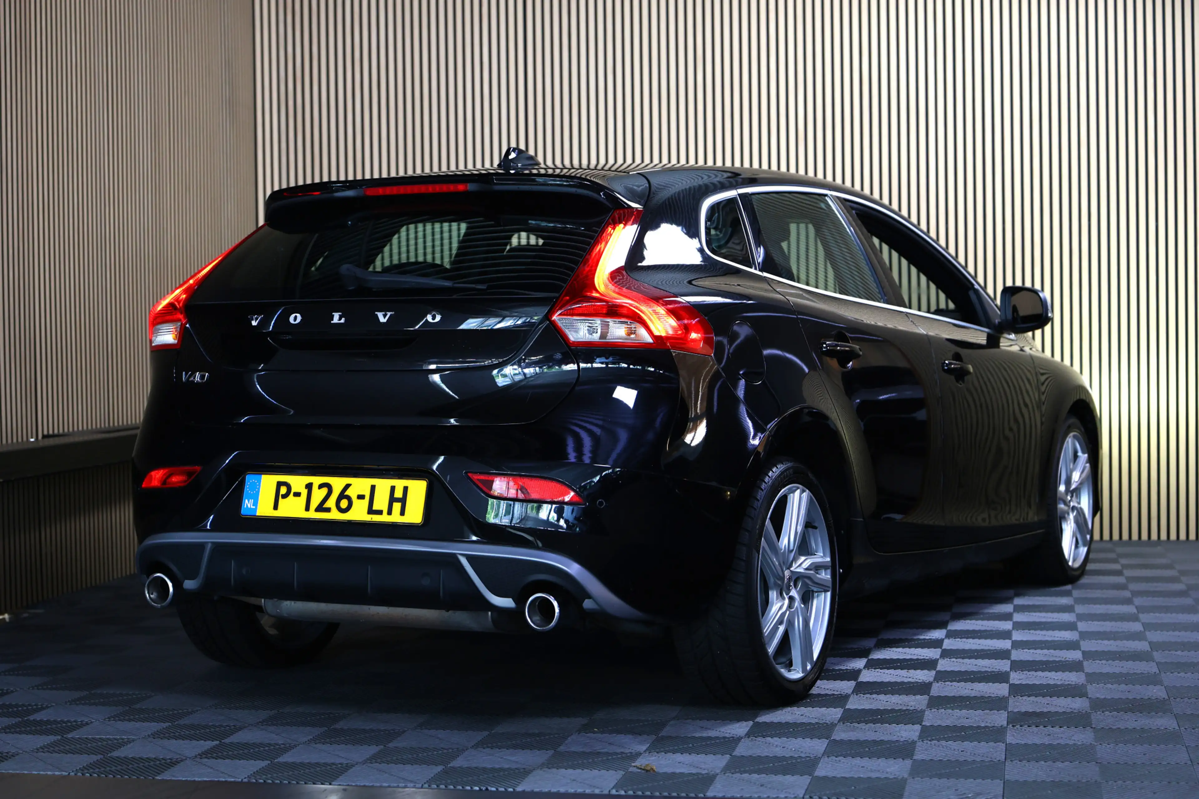 Volvo V40 2.0 T5 R-Design AVM NAVI CLIMA CRUISE PDC STOELVER — photo 3