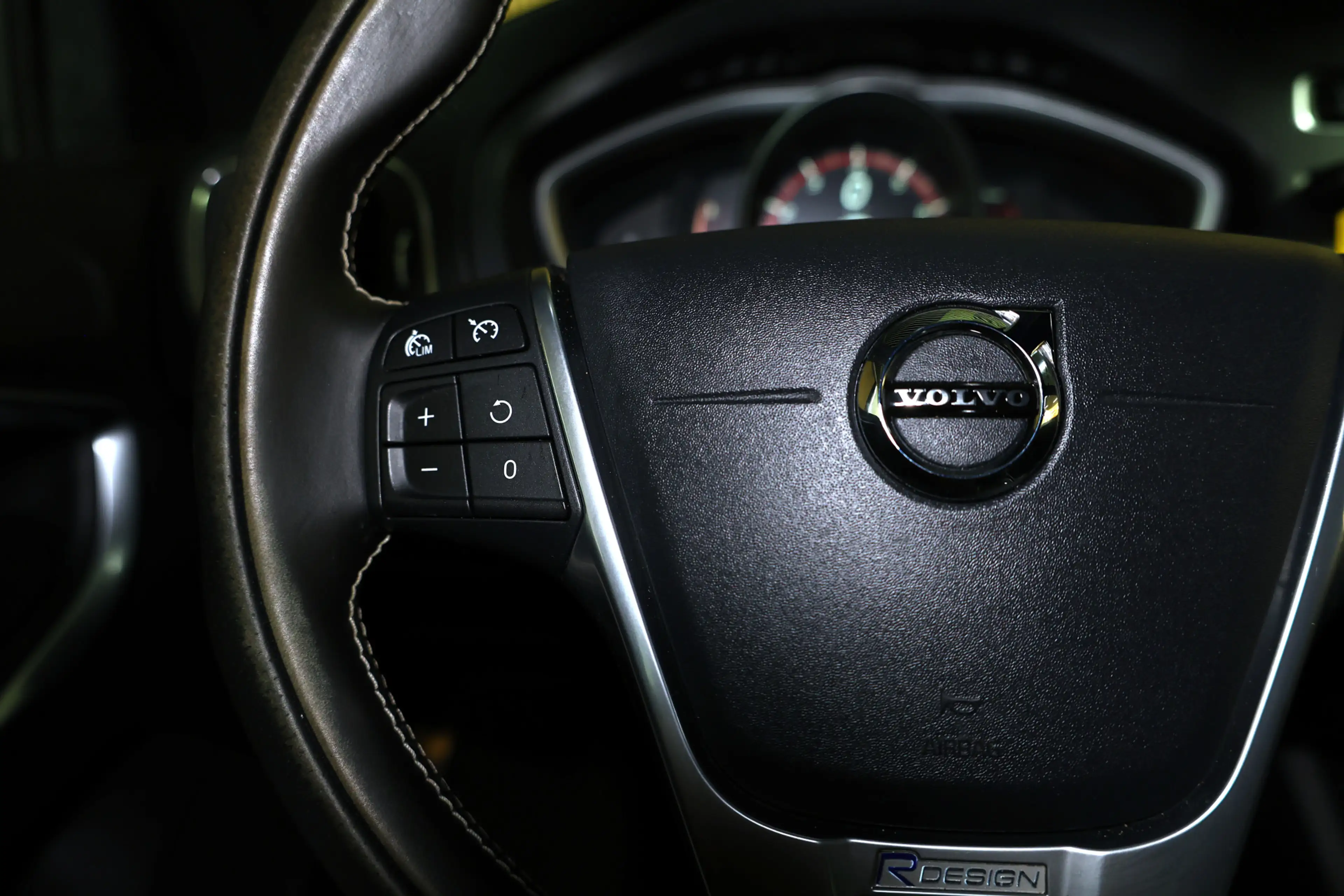 Volvo V40 2.0 T5 R-Design AVM NAVI CLIMA CRUISE PDC STOELVER — photo 13