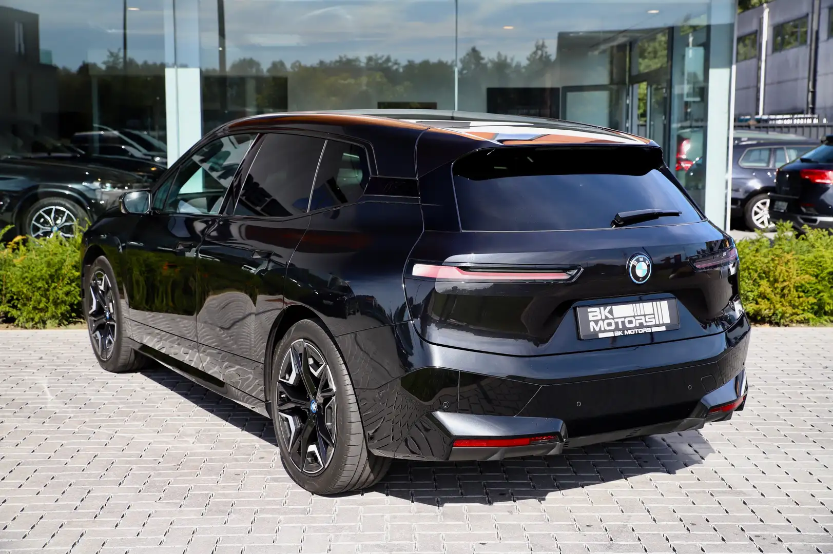 BMW iX xDrive40 -PANO-CAMERA-HUD-TREKHAAK-- Noir - 2