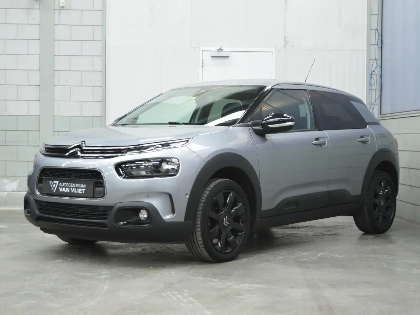 Citroen C4 Cactus 1.2 PureTech Shine TREKHAAK | NAVIGATIE & CARPLAY Grau - 2
