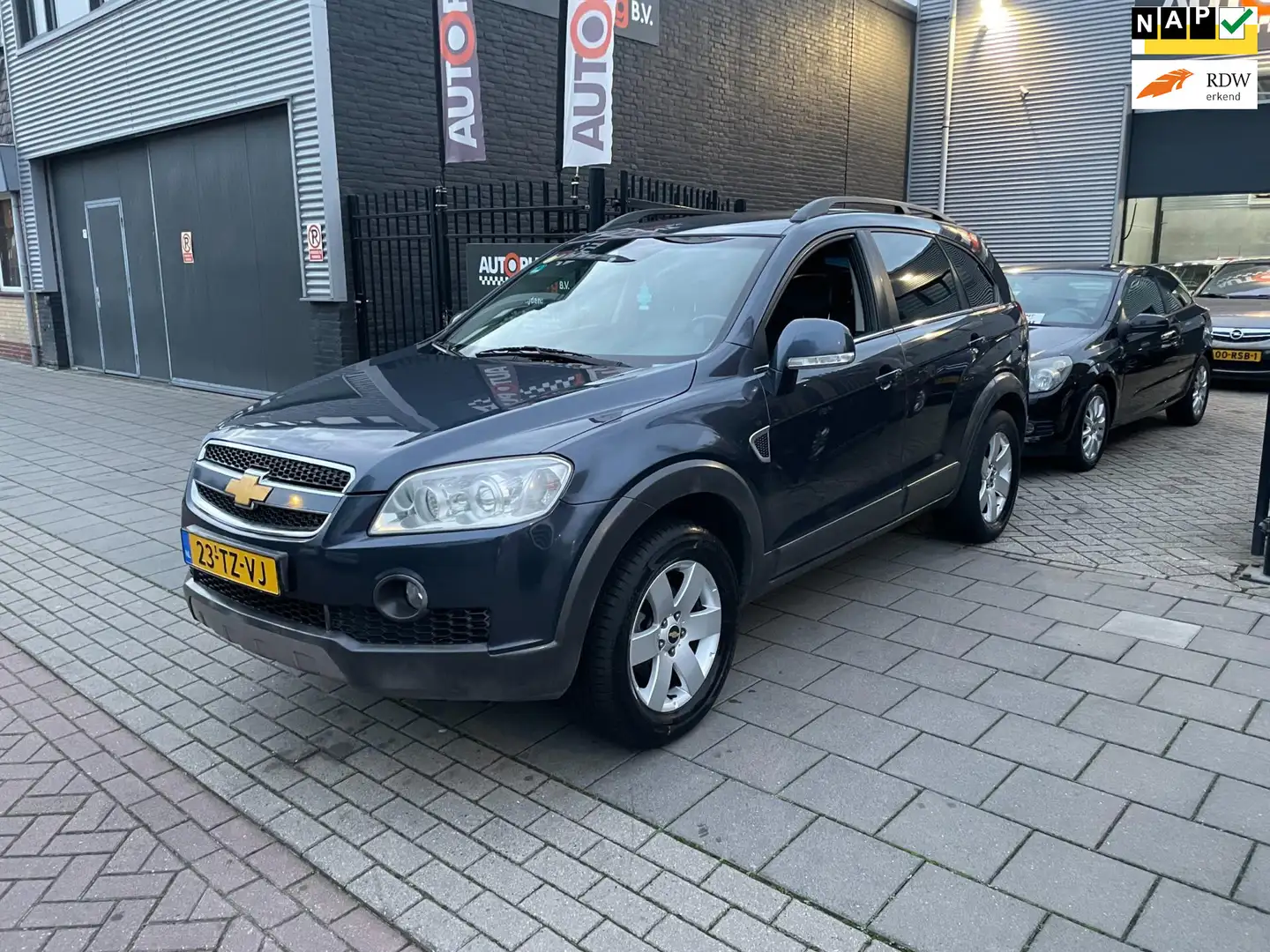 Chevrolet Captiva 2.4i Executive 7Persoons Trekhaak Airco NAP APK Grijs - 1
