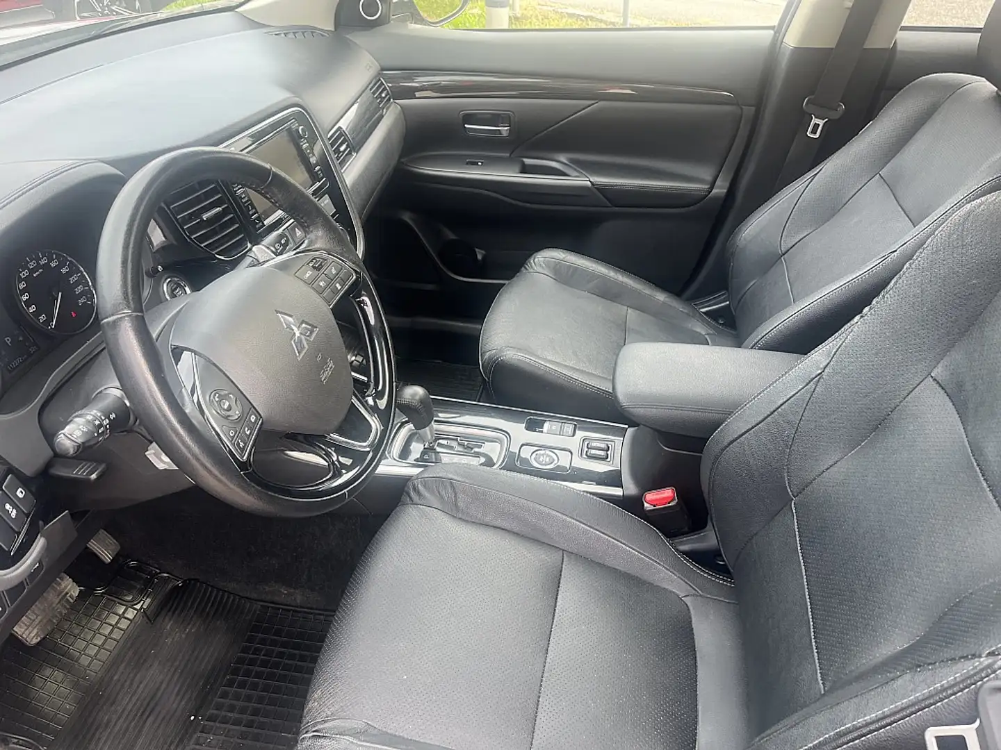 Mitsubishi Outlander 2,2 DI-D Diamond Aut. Сірий - 2
