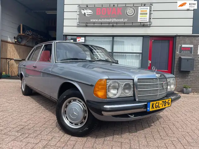 Mercedes-Benz 280 200-280 (W123) 230 E Sedan