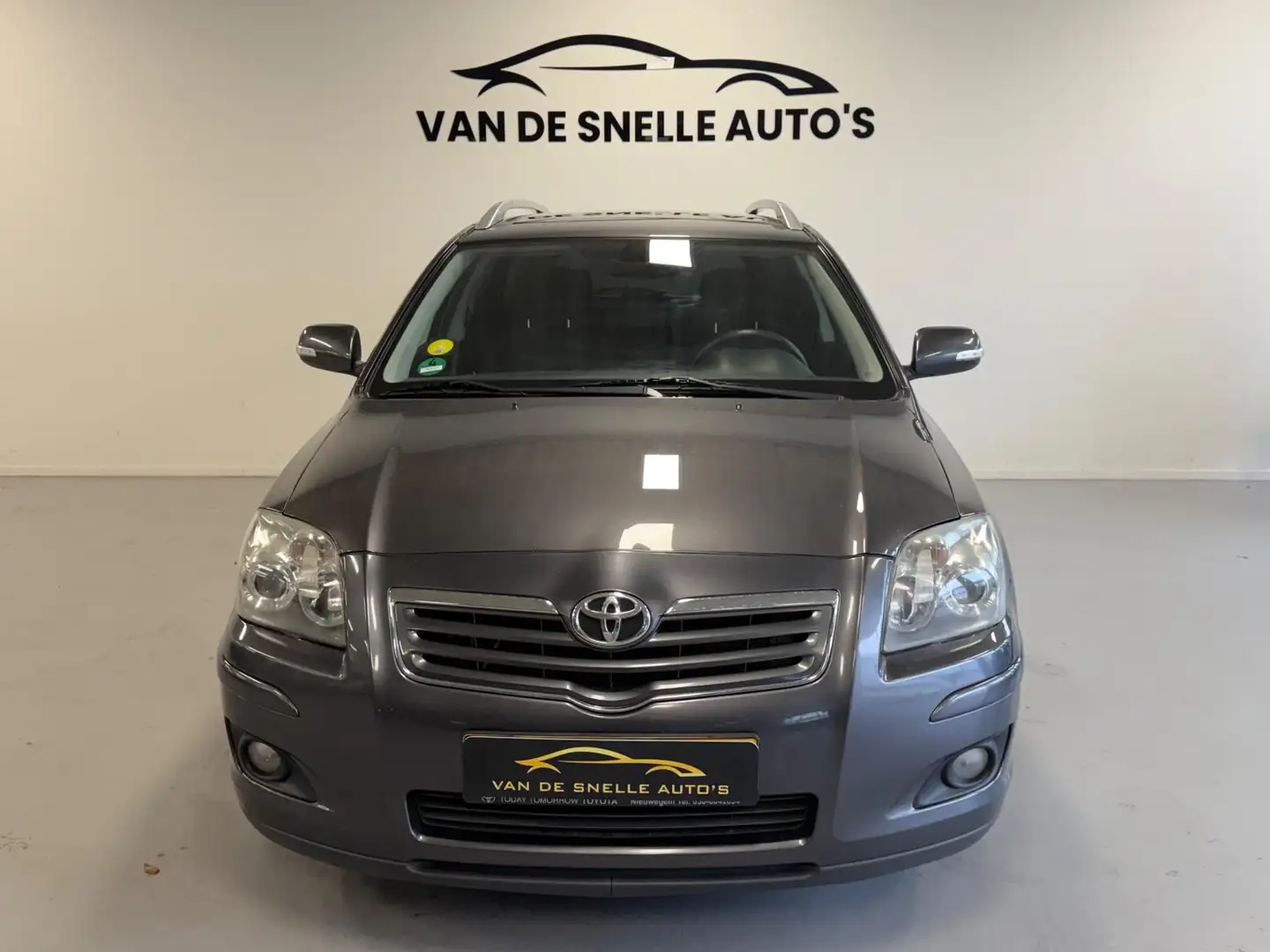 Toyota Avensis Wagon 2.0 VVTi Luna Business NAP/CLIMA/NAVI Gris - 2