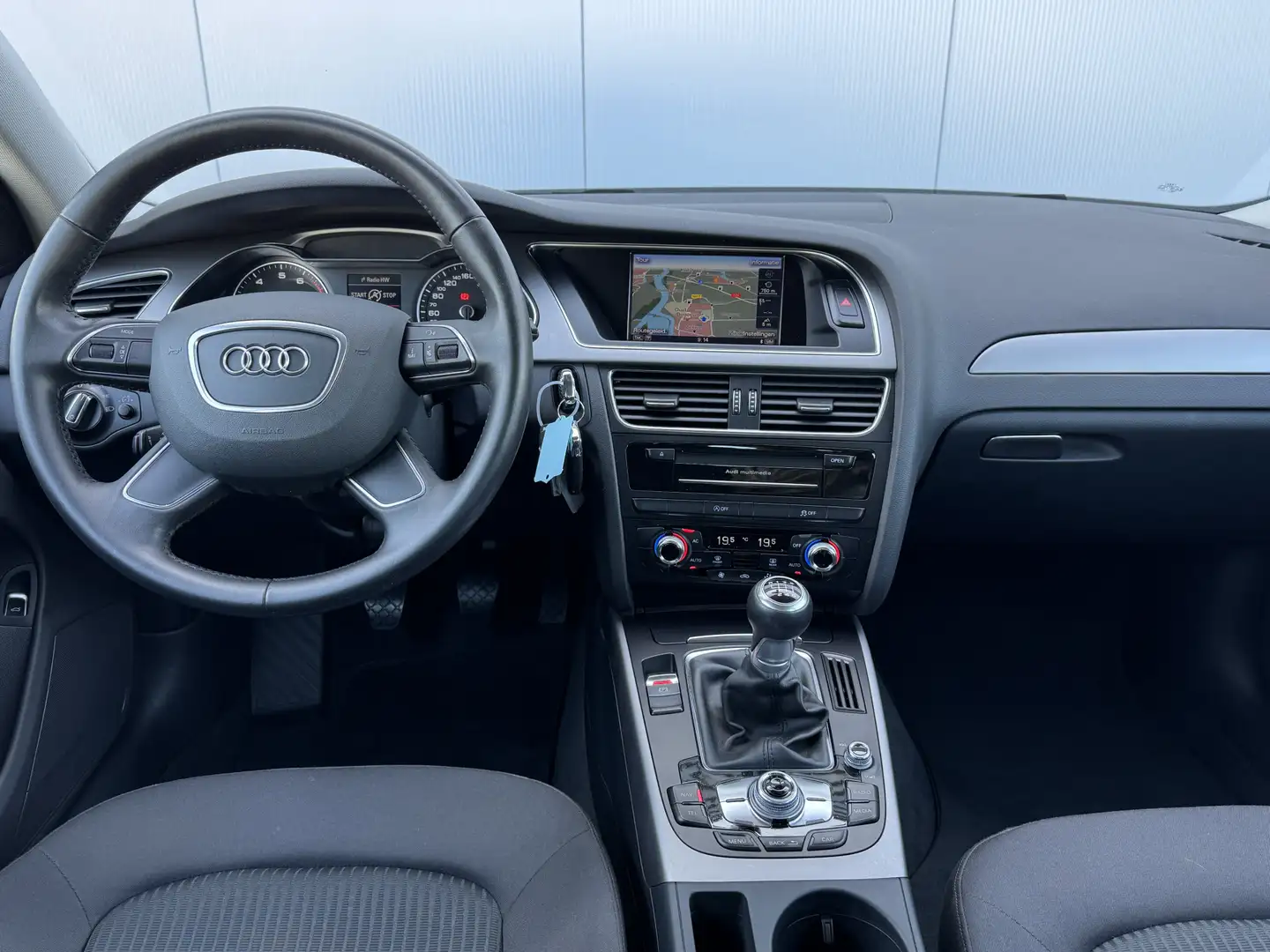 Audi A4 Limousine 1.8 TFSIe Edition Navigatie/Trekhaak/18i Grijs - 2