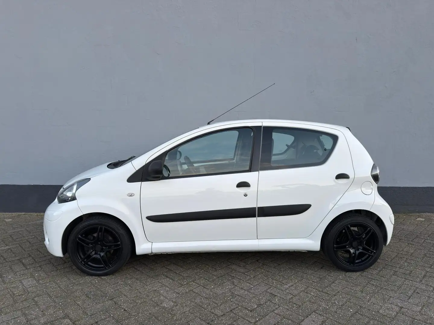 Toyota Aygo 1.0 VVT-i Now 5-Deurs - Airco - LMV Weiß - 2