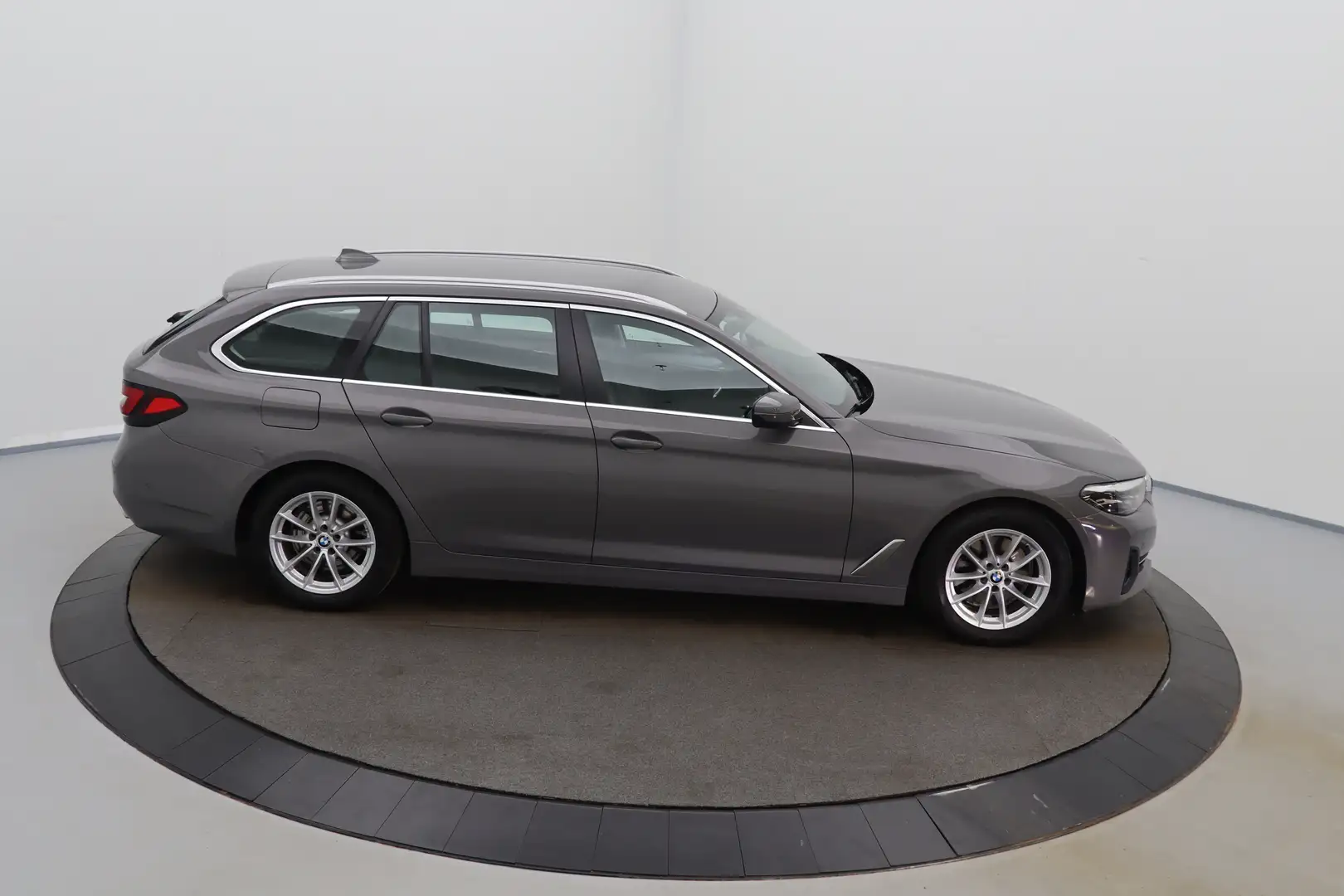 BMW 520 5 Touring 520dA MHEV Business LEDER/CUIR LED GPS P Grijs - 2