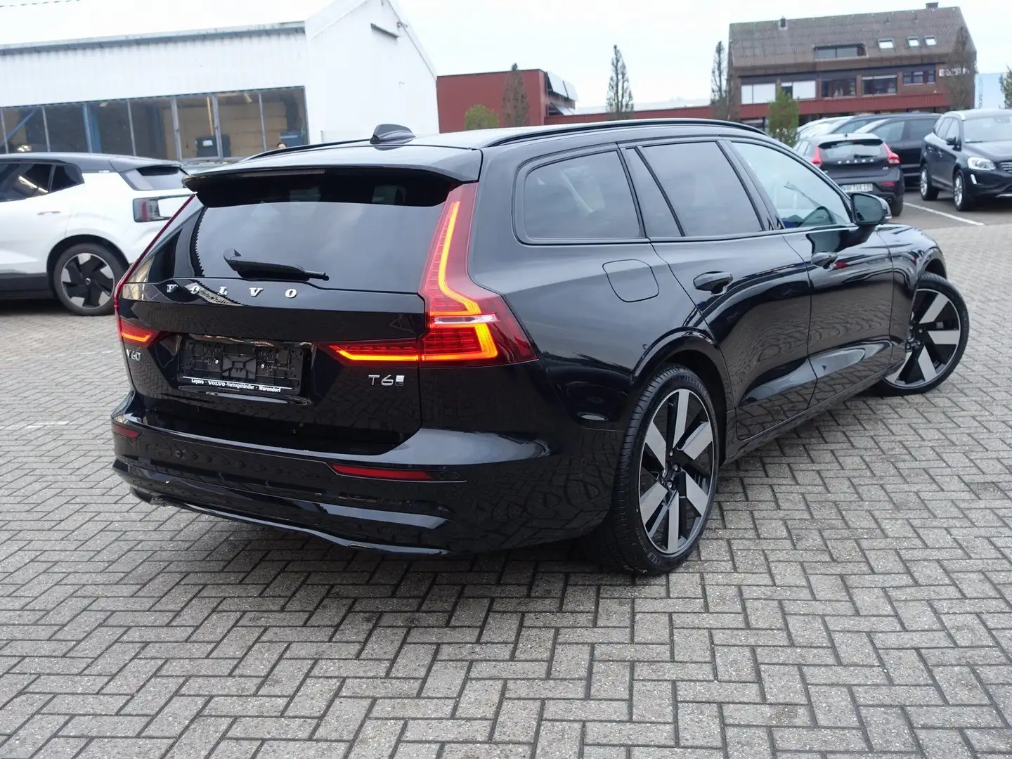 Volvo V60 Plus Dark T6 AWD Plug-in Hybrid/Pano/H&K/360 Schwarz - 2