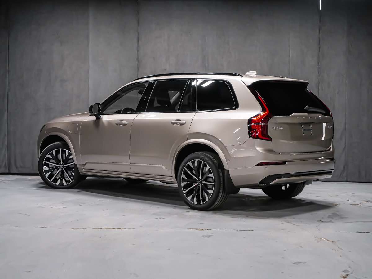 2026 Volvo XC90 Plus 7-Seater (Dark Theme) alt 5